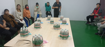 這家公司真土豪，套圈竟用現(xiàn)金當(dāng)禮品！