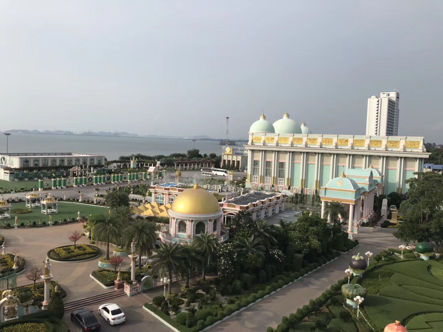 多米小伙伴參觀(guān)泰國(guó)黃金屋